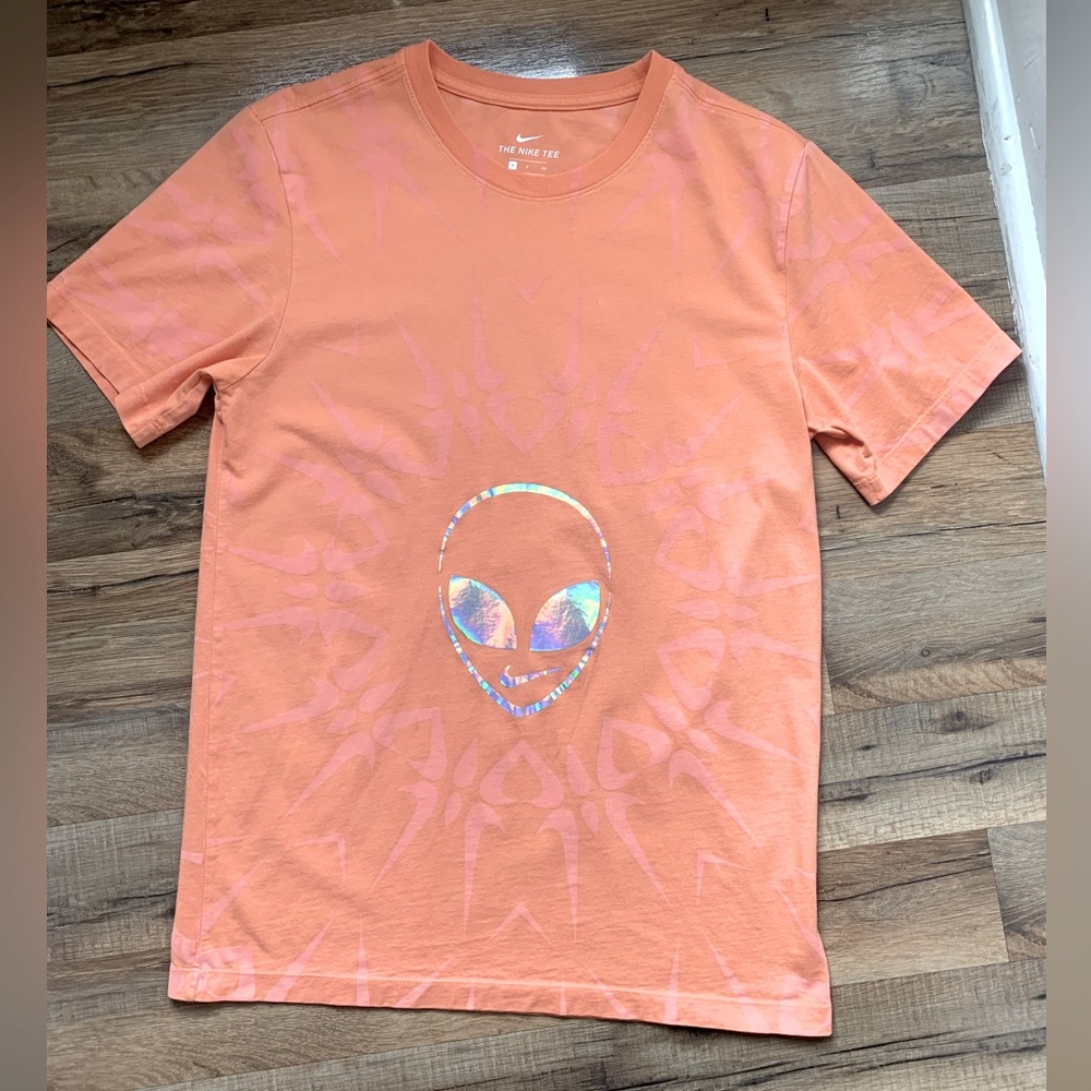 👽Nike The Swoosh is Out There  Reflective Hologram Alien👽Head Tee Shirt Size-S - Picture 3 of 11